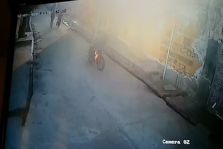 बाइक में अचानक लगी आग, A sudden fire in the bike