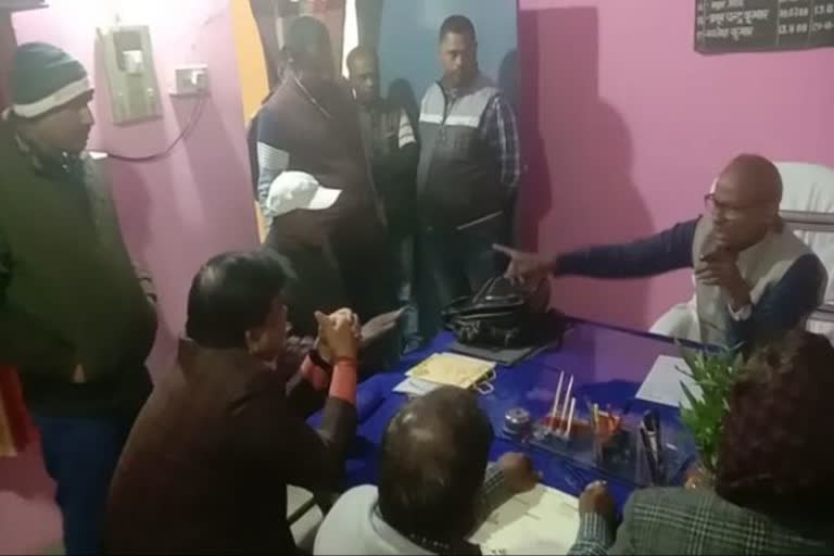 Giridih REO, ruckus in Giridih REO office, Rural Development Department, गिरिडीह आरईओ, गिरिडीह आरईओ कार्यालय में हंगामा, ग्रामीण विकास कार्य विभाग