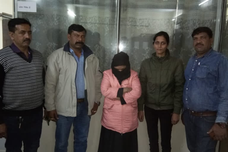 Bhopal Crime Branch arrested interstate woman smuggler