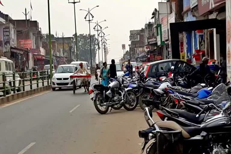 Disorganization of random vehicles on National Highway in surajpur