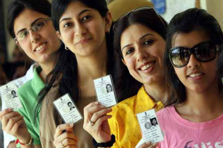 women voters are casting votes in gandhi nagar in huge number in delhi