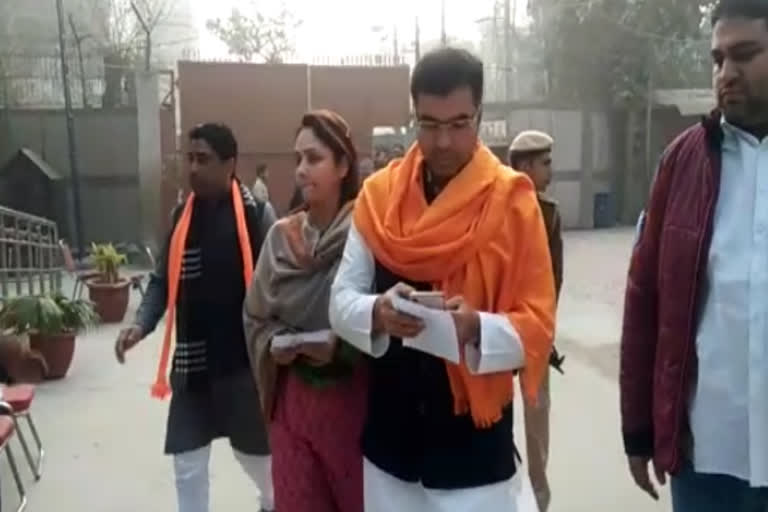 BJP MP pravesh verma reached in matiala for voting