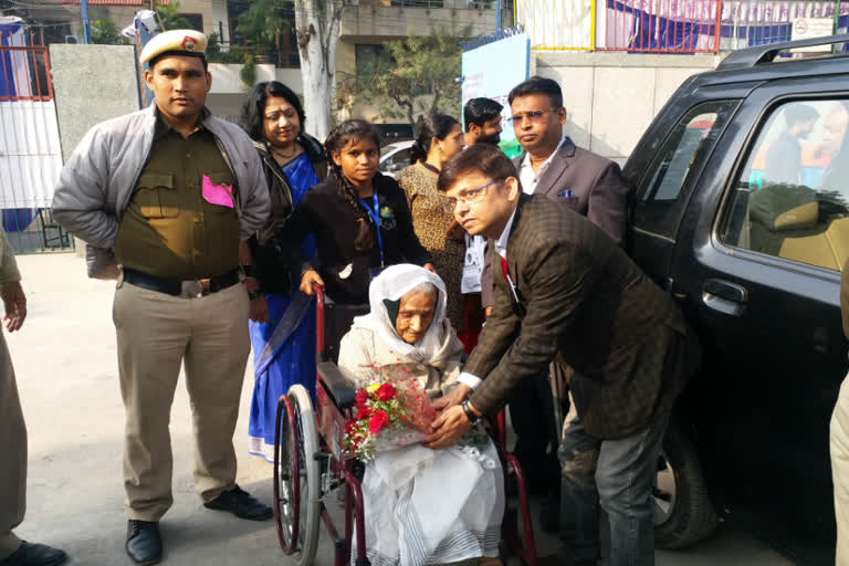 111 year old lady voter cast vote in from greater kailash vidhansabha