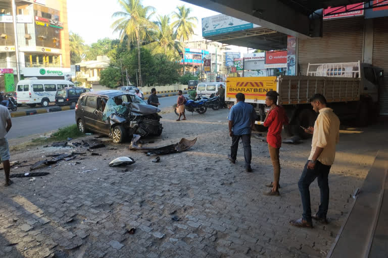 Lorry hit car in mattannur, singer injured  ലോറി കാറിലിടിച്ച് കടയിലേക്ക് പാഞ്ഞു കയറി; ഗായകന് ഗുരുതര പരിക്ക്