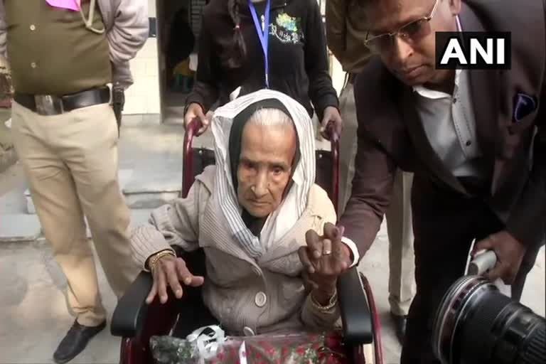 Kalitara Mandal votes for delhi polls  ഡല്‍ഹി തെരഞ്ഞെടുപ്പ്  woman aged 111 cast vote  Kalitara Manda  Centenarian at delhi polls  കാലിതാര മണ്ഡല്‍