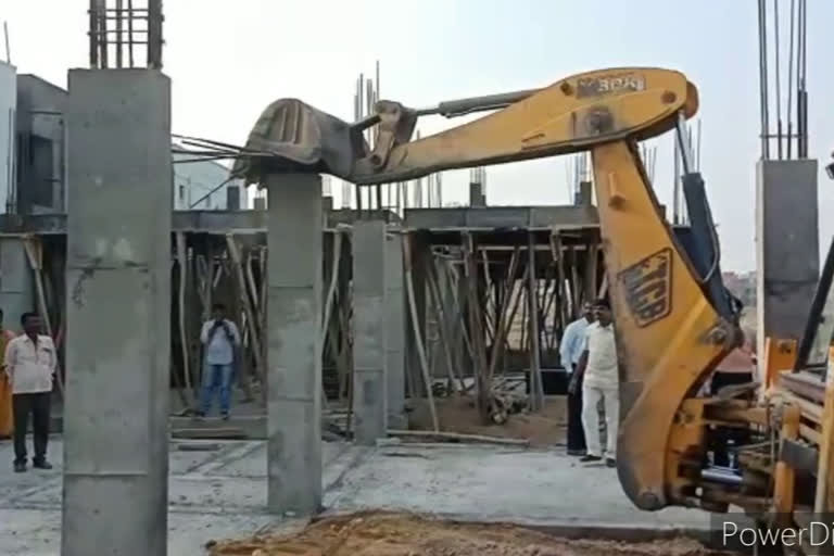 demolition of illegal construction in sangareddy kommucheruvu