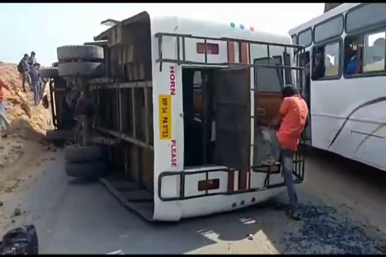 bus-uncontrolled-overturned-in-sehore