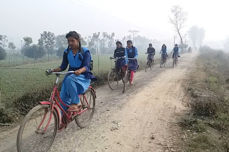 संजय जायसवाल के द्वारा गांव लिया गोद आज भी अनाथ