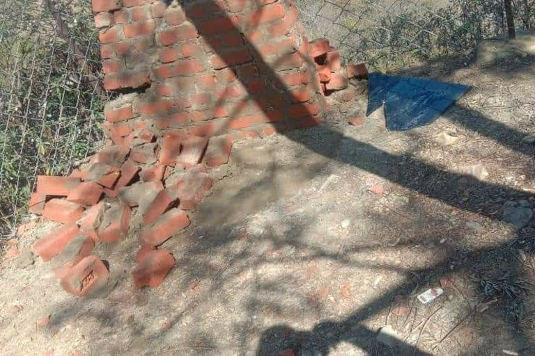 plaque disappeared before the foundation stone in solan, शिलान्यास से पहले उद्घाटन पट्टिका गायब