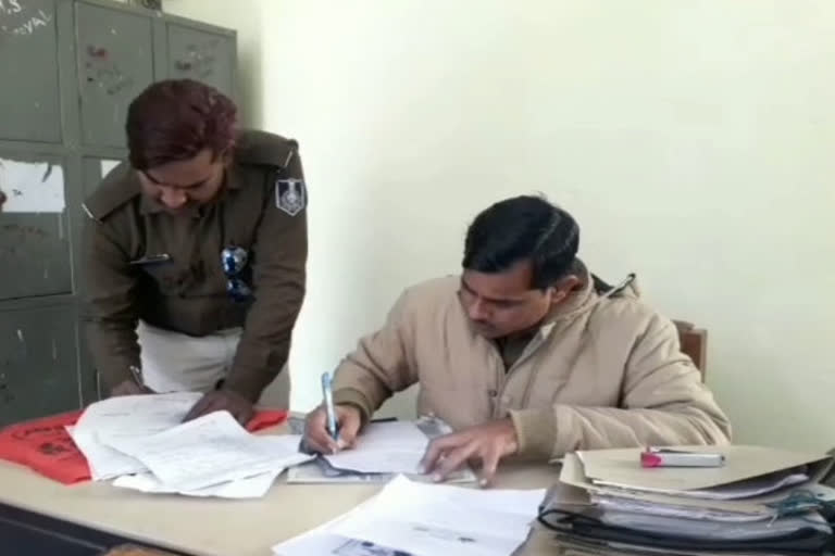 froud-9-lakh-rupees-claiming-himself-to-be-an-officer-in-gwalior