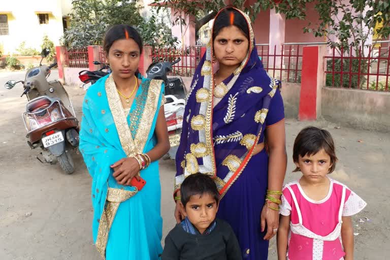 Two women in custody for stealing chains in garhwa