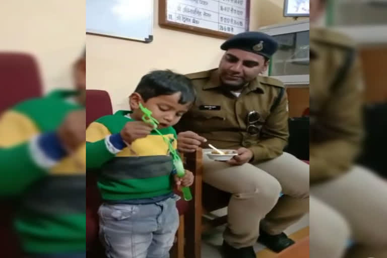 Police handles lost children at the police station