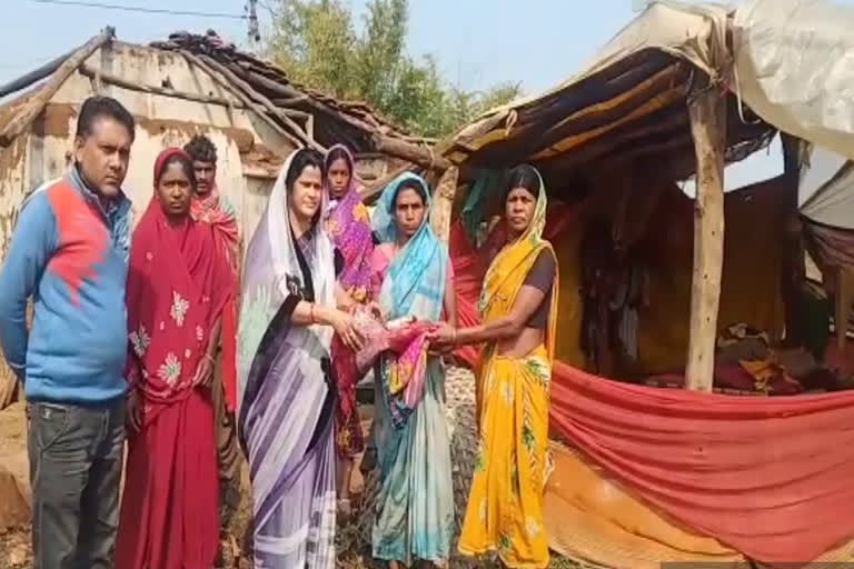 woman-living-with-two-children-in-a-foil-and-sari-hut-got-administrative-help-dindori