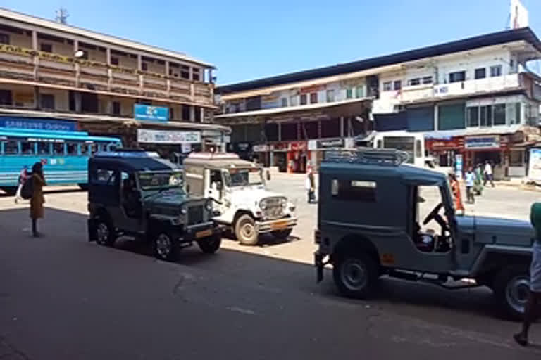 ബസ് സമരം നാദാപുരം കോഴിക്കോട  Bus strike on Vadakara route continues തൊട്ടിൽപ്പാലം വടകര റൂട്ടിൽ ബസ് സമരം രണ്ടാം ദിവസത്തിലേക്ക്  തൊട്ടിൽപ്പാലം വടകര റൂട്ടിൽ ബസ് സമരം രണ്ടാം ദിവസത്തിലേക്ക്  ബസ് സമരം