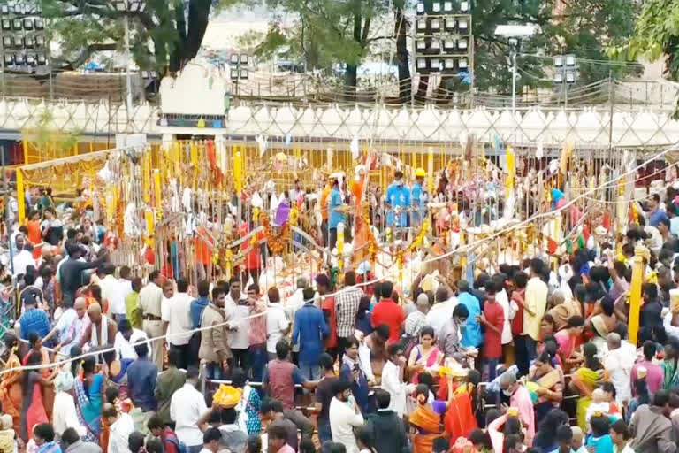 At the end of the horoscope, the pilgrims to the Medaram jatara at mulugu