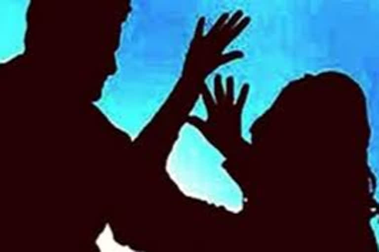 Van driver booked for molesting girl  Van driver thrashed  girl was molested by driver  പതിനഞ്ച് വയസുകാരിയെ പീഡിപ്പിച്ച ബസ്‌ ഡ്രൈവര്‍ക്ക് മര്‍ദനം  പീഡനം  വിദ്യാര്‍ഥിയെ പീഡിപ്പിച്ചു  സ്‌ക്കൂള്‍ ബസ് ഡ്രൈവര്‍ പീഡിപ്പിച്ചു