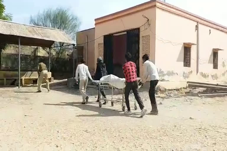 Farmer dies due to buried in soil, कुई खोदते समय मिट्टी में दबा किसान