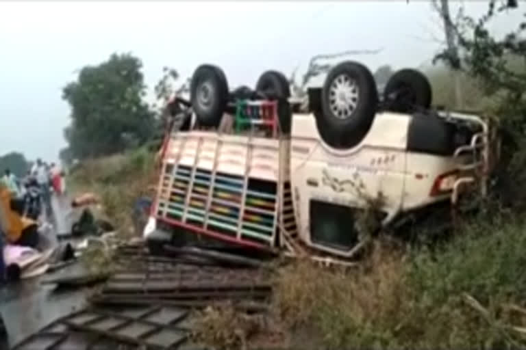 Auto, lorry collide in Guntur