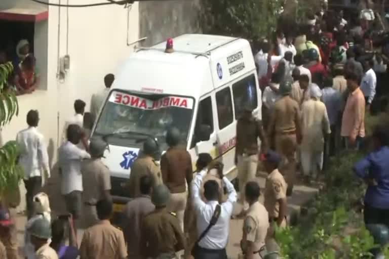 protest-in-wardha-after-death-of-lady-professor