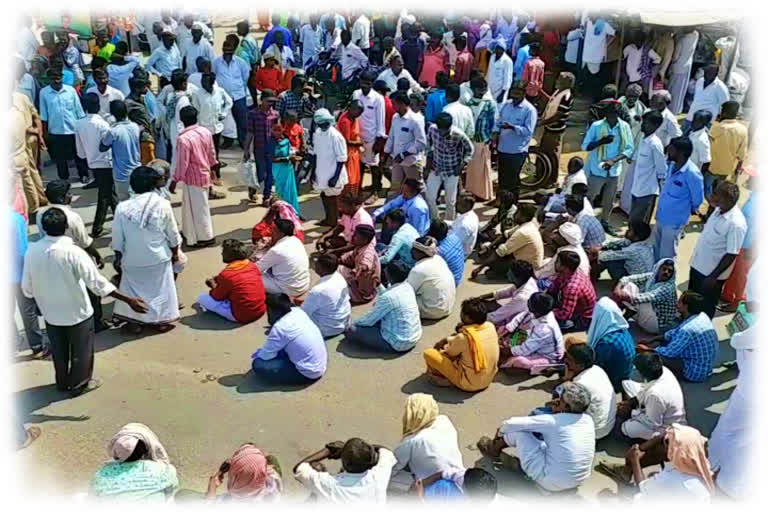 red gram farmers protest at makthal in narayanapet district