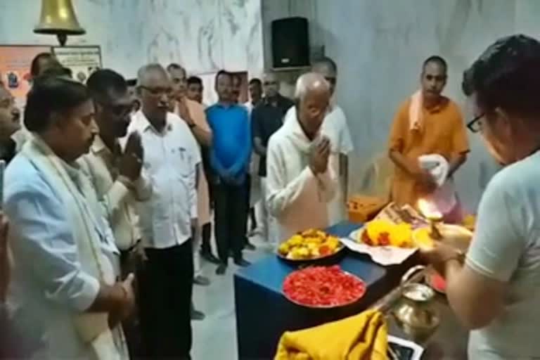 Siddheshwar Swamiji visits Amba Bhawani Temple