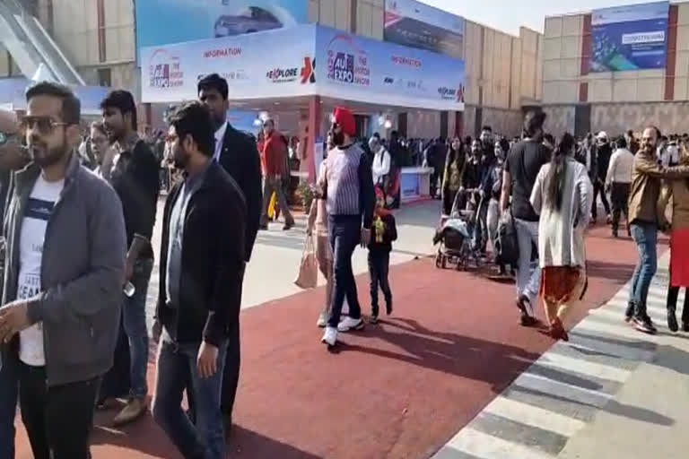 People came to see Auto Expo in greater noida