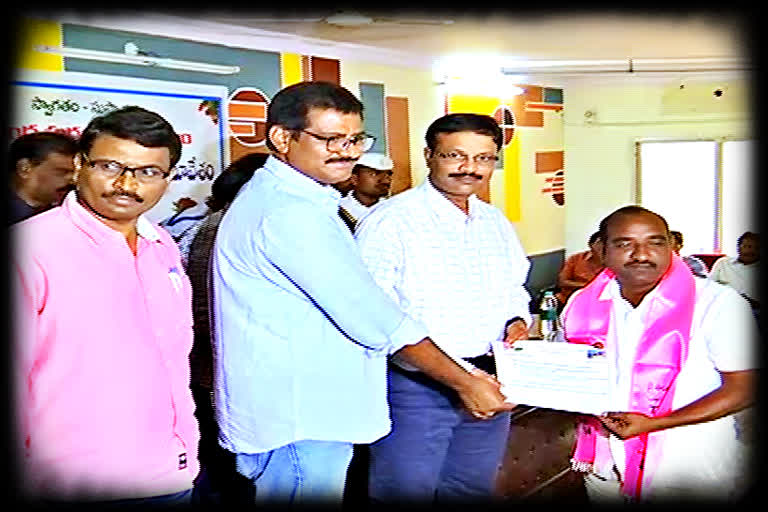 abbagoni ramesh elected as the vice chairman of nalgonda municipality