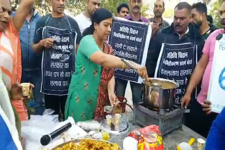 Guest scholars staging protest by selling tea and pakoras in bhopal