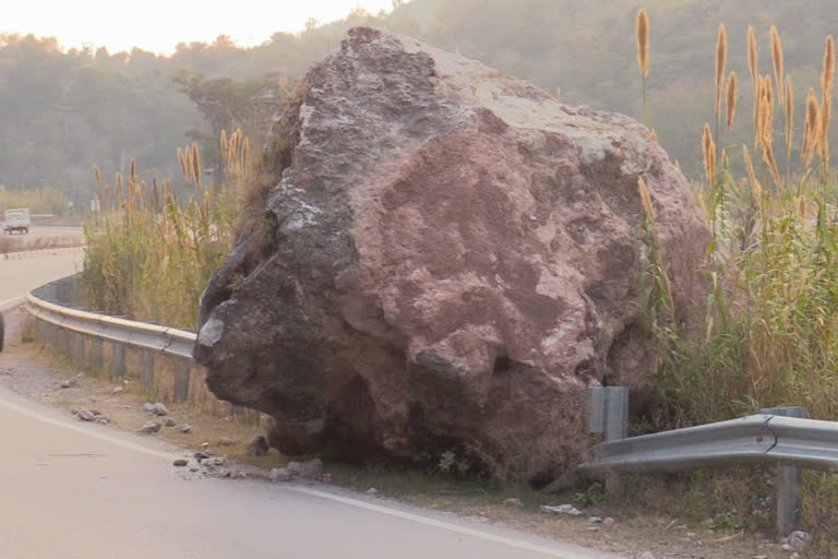 A massive cluster fell on the road on NH-21, नेशनल हाईवे-21 पर गिरी चट्टान