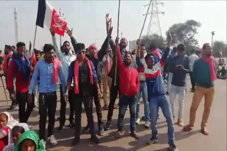 Angry laborers of JAI Balaji factory protested  in durg