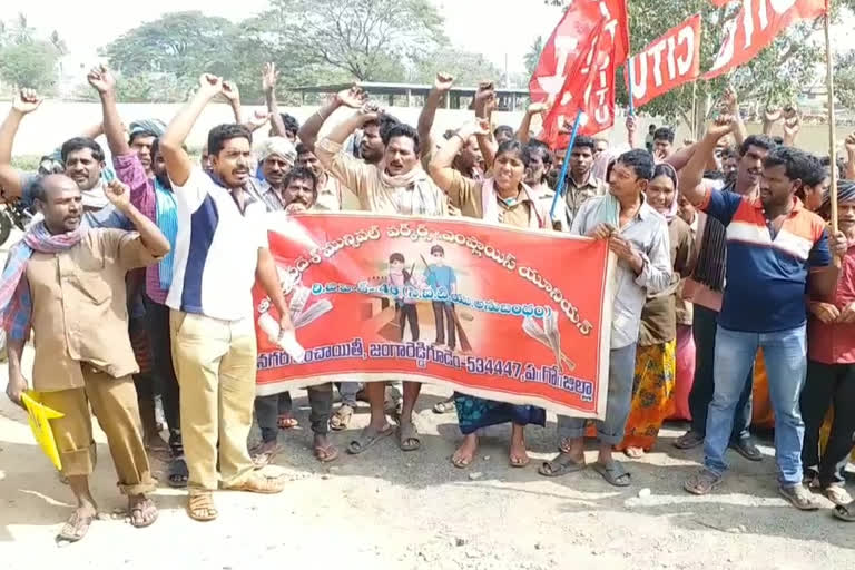 Dharna of sanitation workers in Jangareddygudem