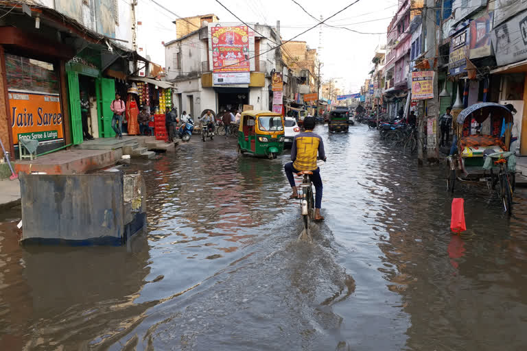 व्यापारियों ने किया नाला उड़ाही