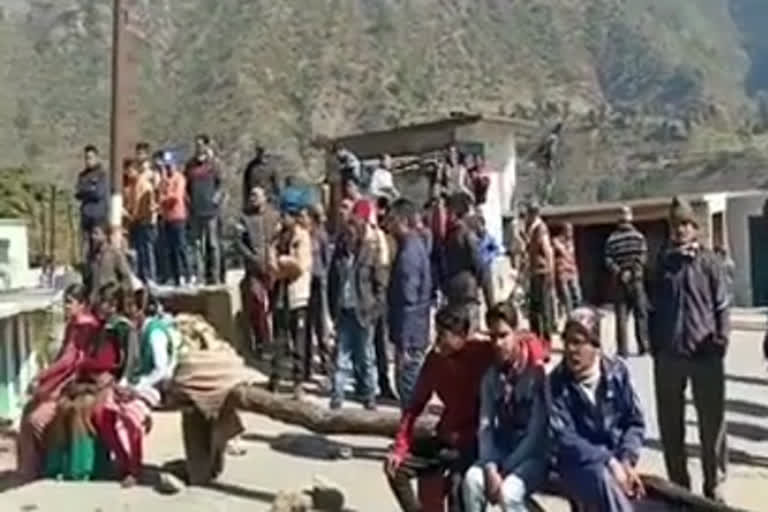 villagers-disrupt-the-almora-dharchula-national-highway