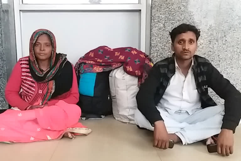 parents are sitting in unnao railway station waiting for missing child for 4 days