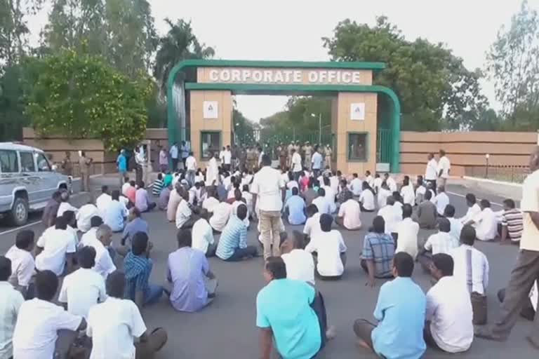 contract-workers-protest-against-blockade-of-neyveli-nlc-headquarters