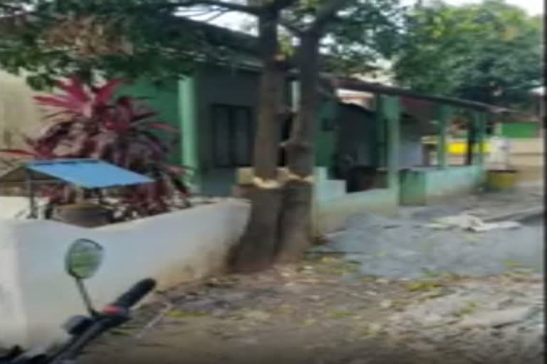 Pilgrims plucked mangoes from the tree  The neighbor cut the tree  മാവിൽ നിന്ന് വഴിയാത്രക്കാർ മാങ്ങ പറിച്ചു  സമീപവാസി മാവ് വെട്ടിക്കളഞ്ഞു