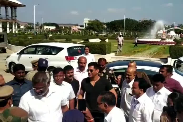 dhoni in puttaparthi