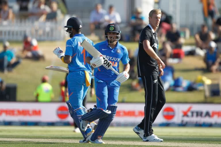 KL Rahul and Manish Pandey talking in Kannada