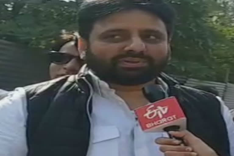 aap candidate amanatullah khan is leading from okhla vidhansabha