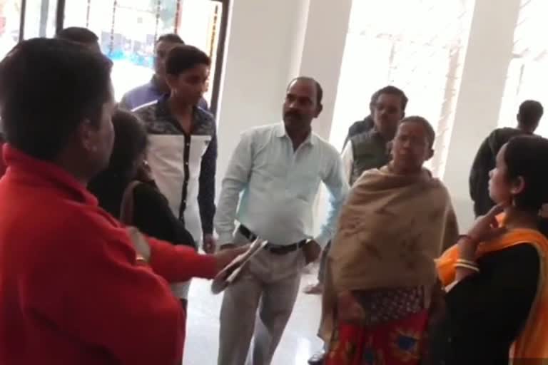 woman creates ruckus in Dhanbad police station