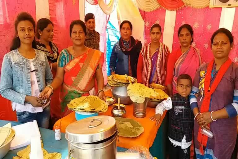 Tribal women opened a food stall in Dumka