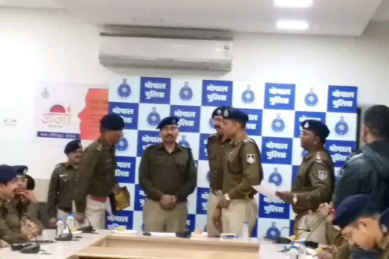 Police arrested two accused for cheating in Bhopal