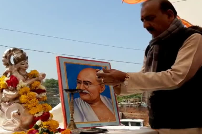 minister-brijendra-singh-rathore-performed-bhoomi-pujan-of-the-road-in-niwadi