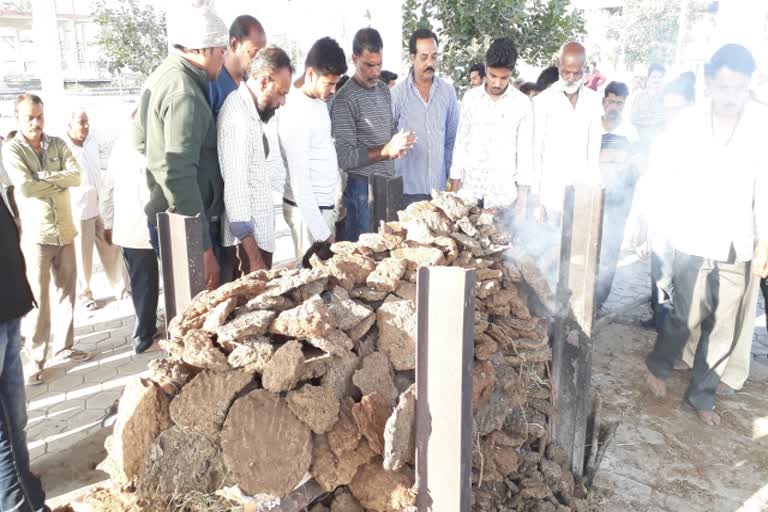 Father's funeral performed with cow dung by family members in damoh