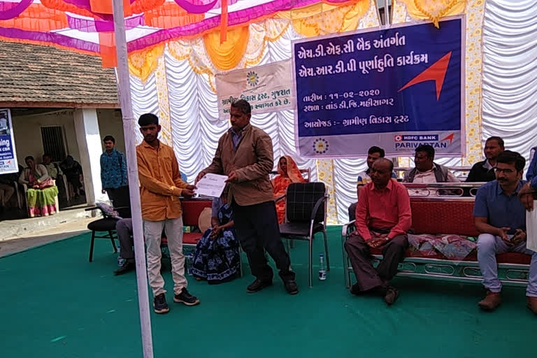 csr-project-financing-program-held-under-holistic-rural-development-of-hdfc-bank-at-vankadi-in-santrampur