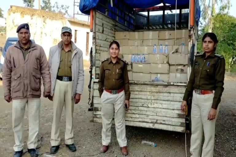 illegal-country-liquor-loaded-pickup-vehicle-and-excise-officers-vehicle-collided-dharillegal-country-liquor-loaded-pickup-vehicle-and-excise-officers-vehicle-collided-dhar