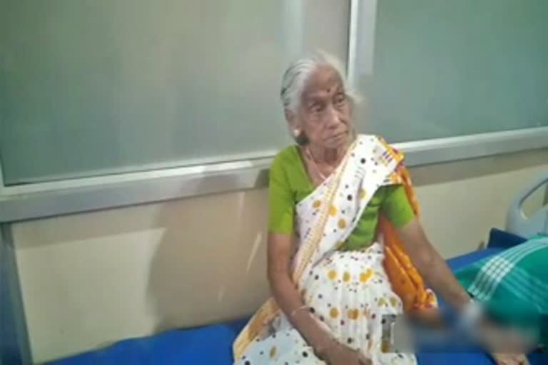 old age women on Street in Puttur Mangaluru