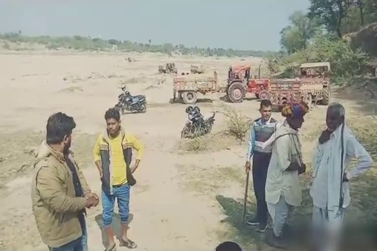 14 gravel tractor-trolley seized, 14 बजरी ट्रैक्टर-ट्रॉली जब्त