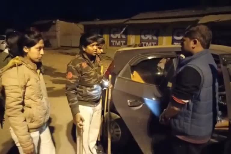 Female policemen promised people not to break traffic rules in jablapur