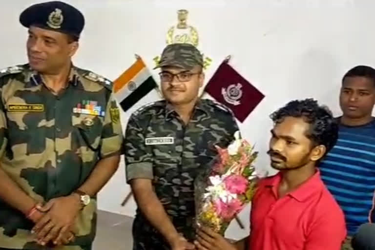 Maoist surrenders to police in Malkangiri on the Andhra-Odisha border